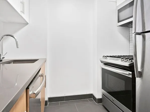 200 East 87th Street image 3 of 11