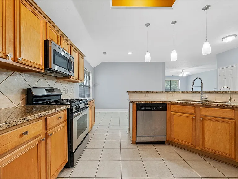 18235 Silver Timber Ct — Photo 8