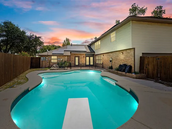 2305 Meadow Creek Dr, Carrollton, TX 75006