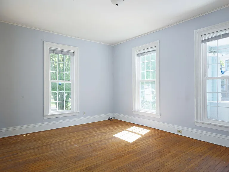 427 Flower Ave E — Photo 18