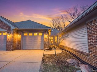 21400 Magnolia Ct, Farmington, MI 48336