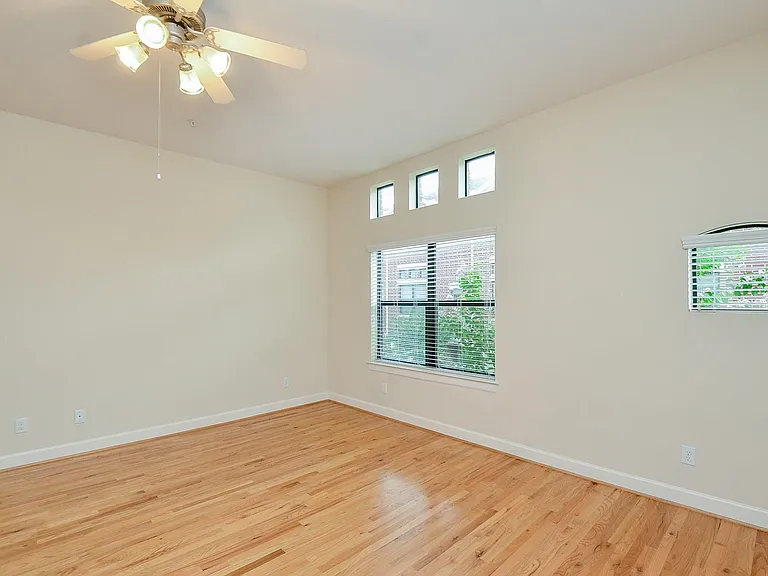 11315 S Main St #301 — Photo 16