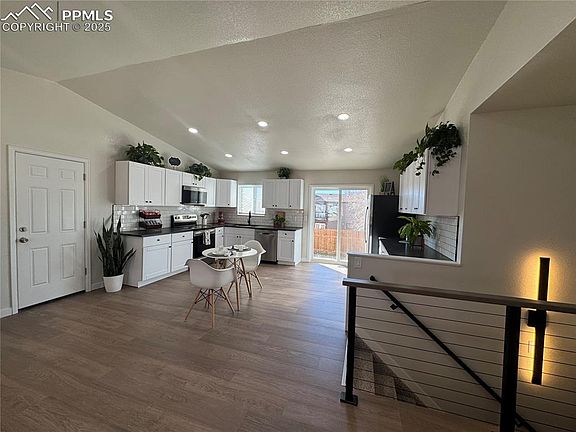5th image of 886 Badger Dr