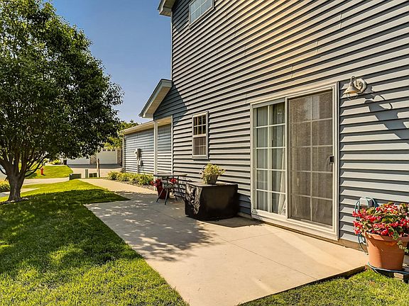 3rd image of 619 Pointe Ct SW