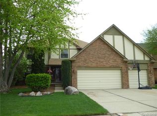 48028 Greenbriar Dr, Macomb, MI 48044