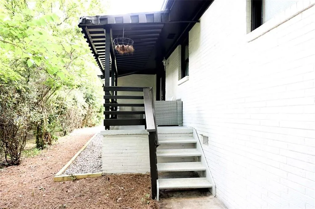 3 bed, 2.0 bath, 1283 sqft, $2,200 — Photo 2