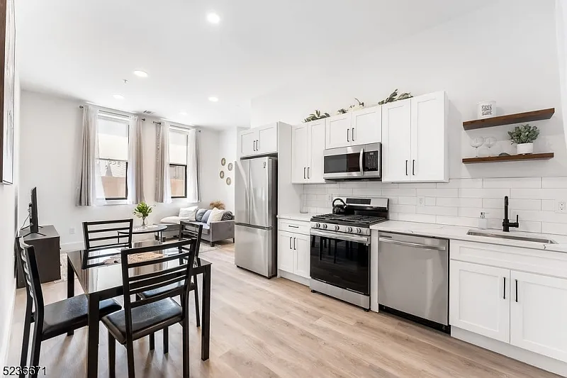 3 bed, 1.0 bath, 951 sqft, $2,850 — Photo 2