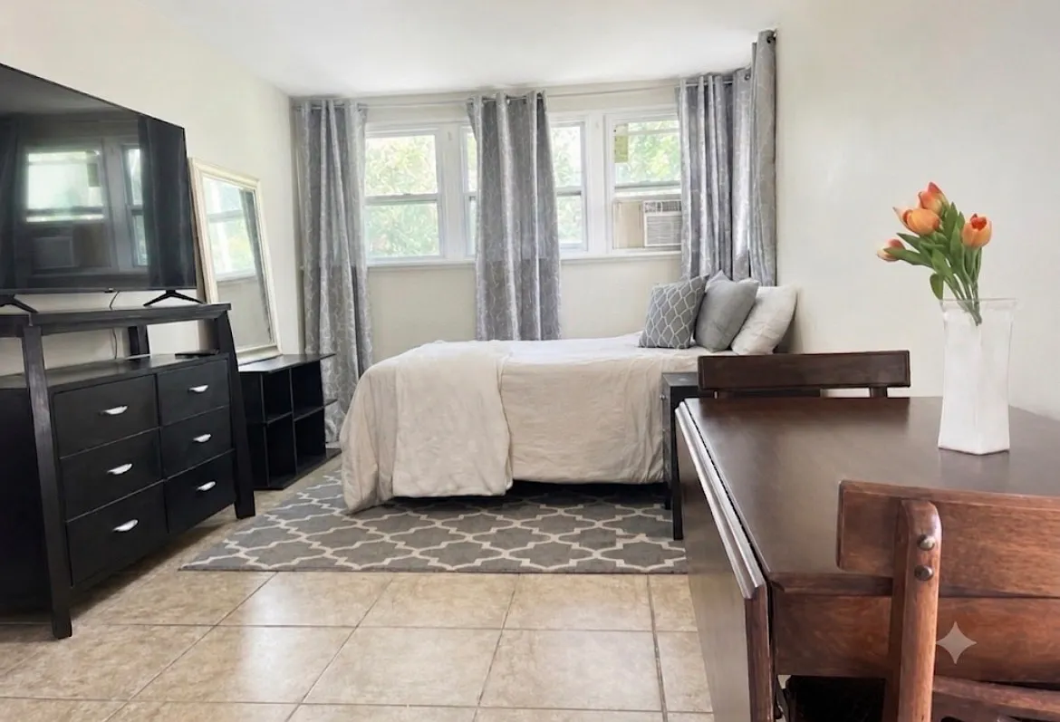 2111 E Amelia Street — Photo 1