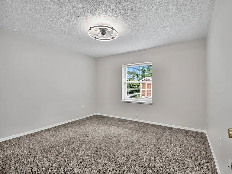 73 Buttonworth Dr #B — Photo 32