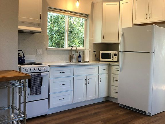 Quartz countertops and soft-close drawers and cabinets with plenty of storage. Coffee maker, toaster, microwave, dishes, bakeware, flatware, kitchen cart, cooking utensils included in furnishings.