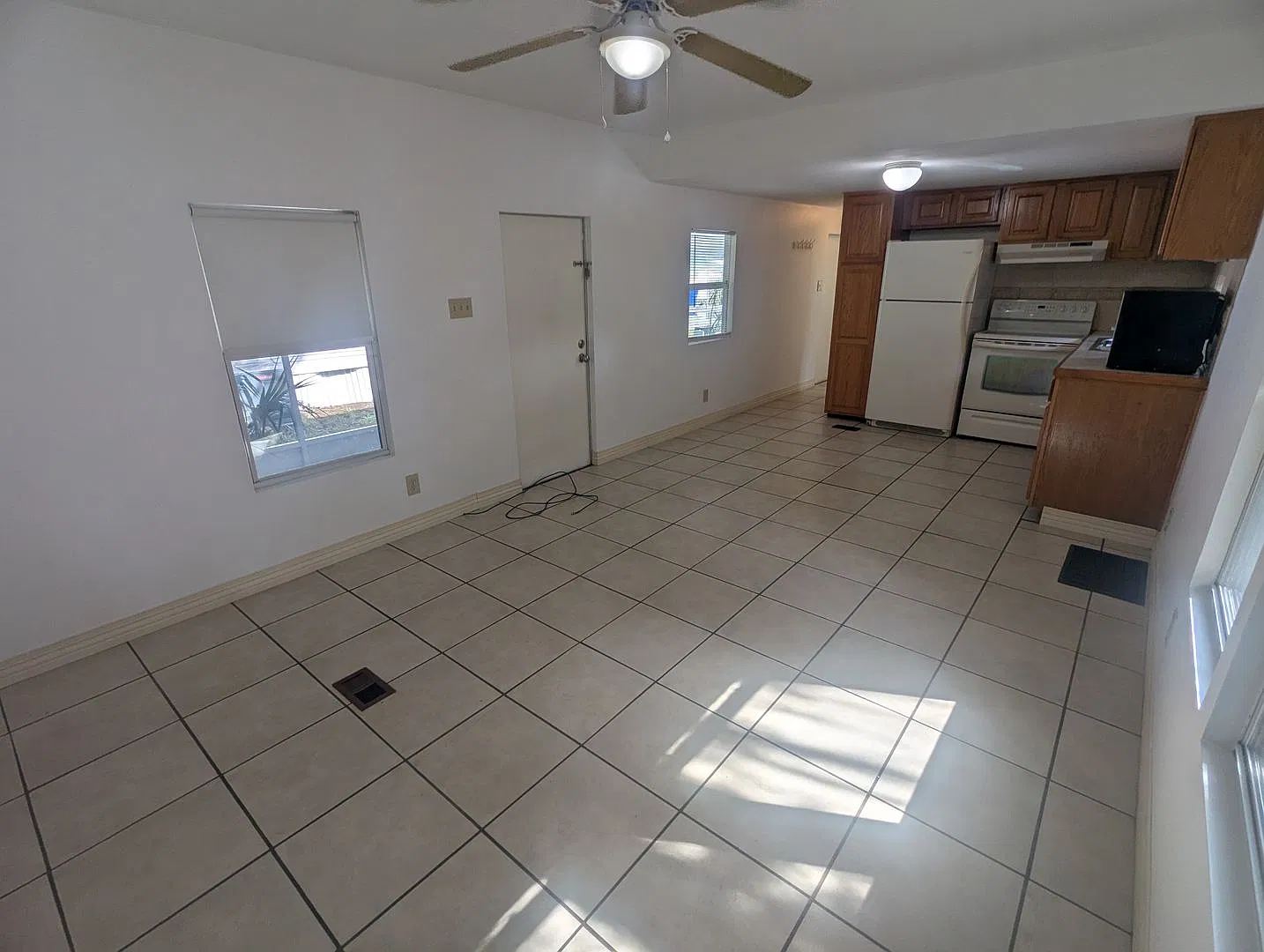 Charming 1 Bedroom, 1 Bathroom Manufactured Home with Beautiful Water Views For Rent! — Photo 2