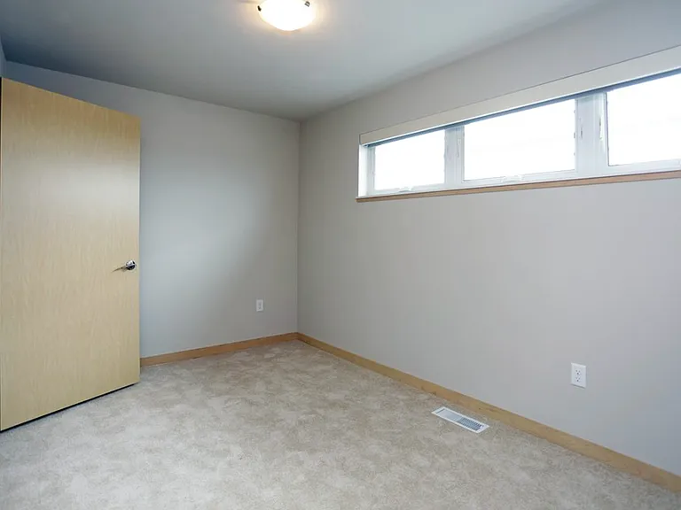 902 Drake St — Photo 38