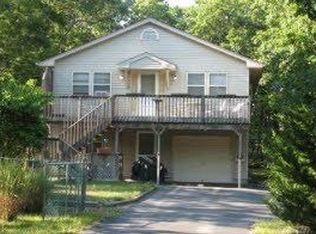 10 Shore Rd, Hampton Bays, NY 11946