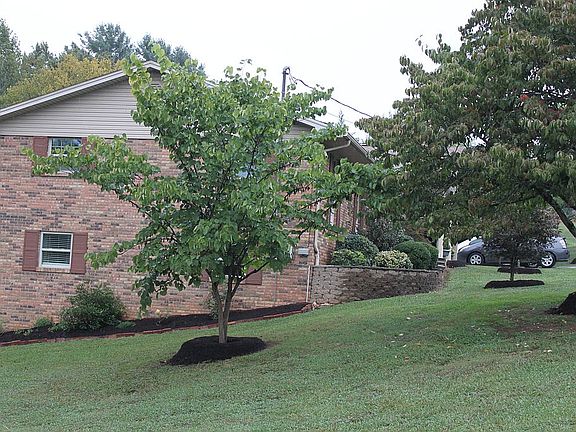 3rd image of 595 Brentwood Dr