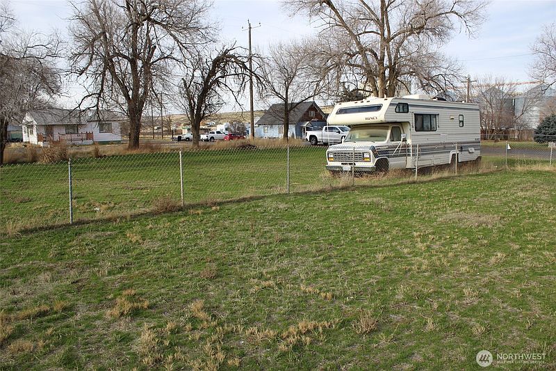 5th image of 313 E Main