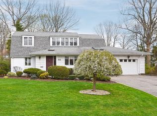 70 Village Rd, Roslyn Heights, NY 11577