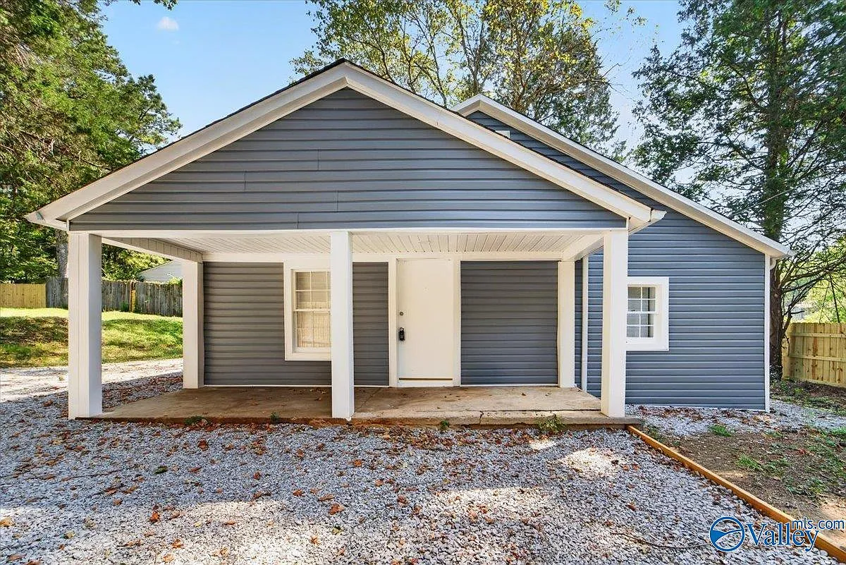 2 bed, 1.0 bath, 930 sqft, $1,200 — Photo 2