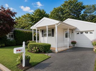 53 Village Circle E #E053, Manorville, NY 11949