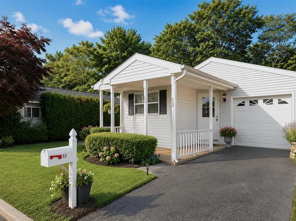 53 Village Circle E #E053, Manorville, NY 11949