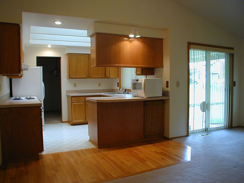 1st image of 15718 Topaz Dr SE