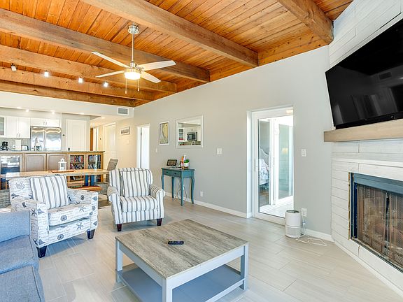 4th image of 19530 Gulf Blvd APT 3B