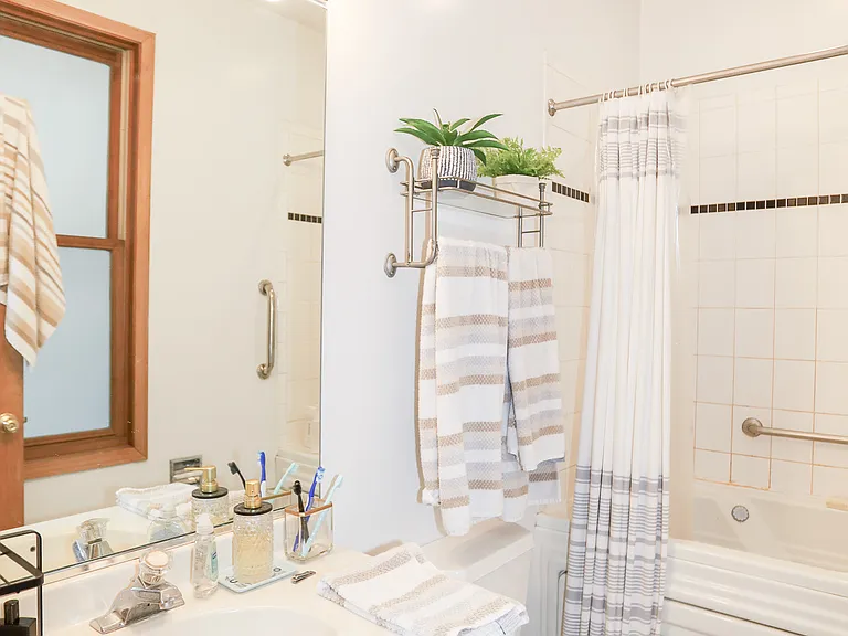 1940 W Diversey Pkwy #2W — Photo 9