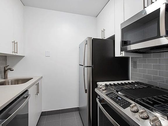 5th image of 260 W 52nd St APT 6H