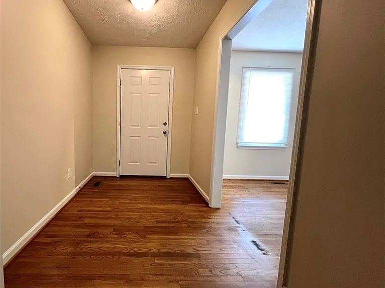 715 Ashburton Dr — Photo 2