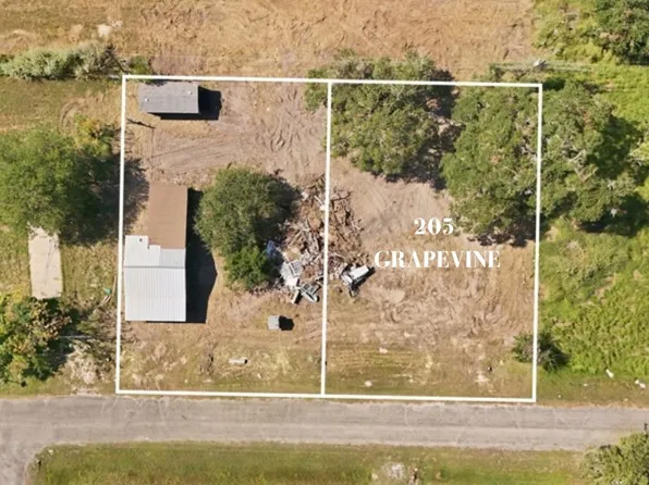 205 Grapevine Dr, Rockport, TX 78382