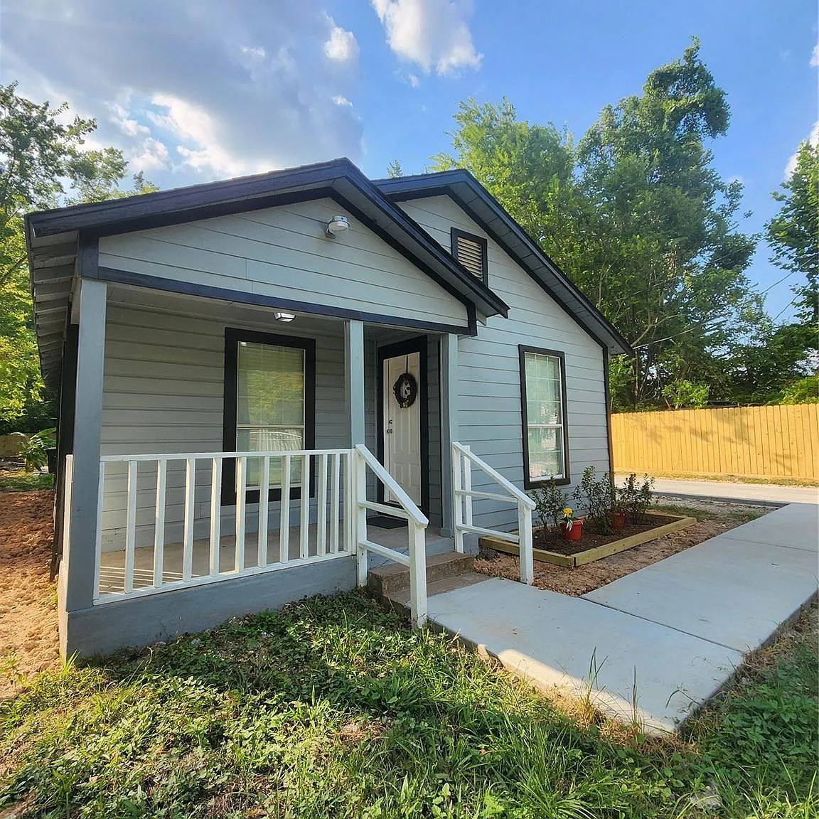 3 bed, 1.0 bath, 876 sqft, $1,595 — Photo 2