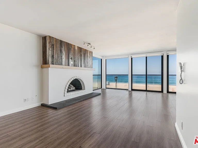 2308 The Strand — Photo 6