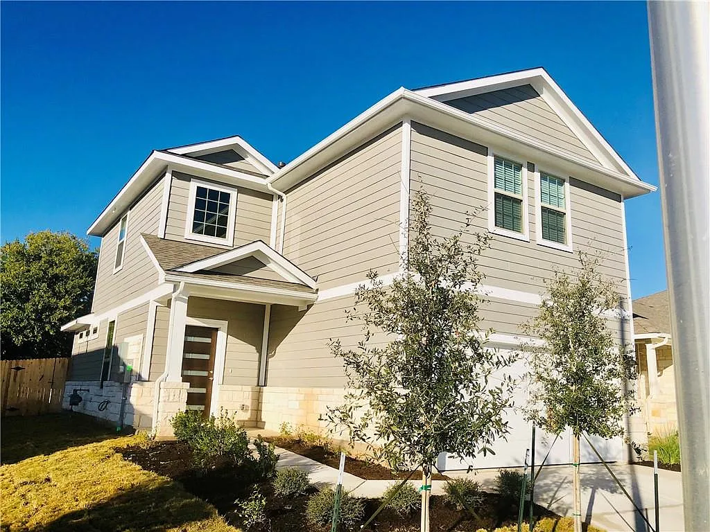 4 bed, 2.5 bath, 2203 sqft, $2,295 — Photo 3