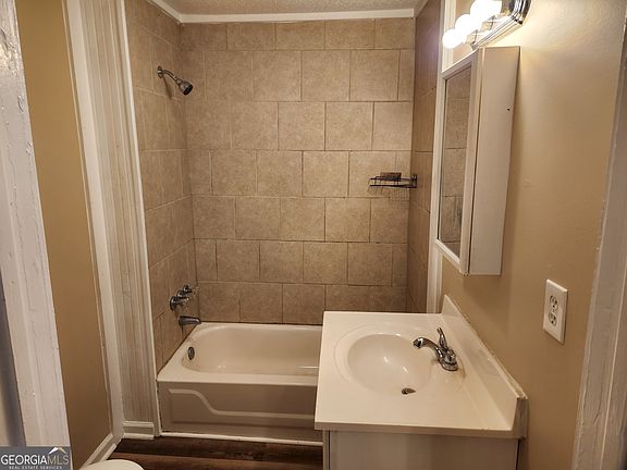 5th image of 260 E 3rd St