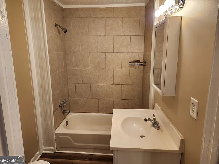 260 E 3rd St — Photo 5