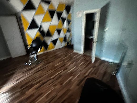 5th image of 4832 Woodland Ave #1R