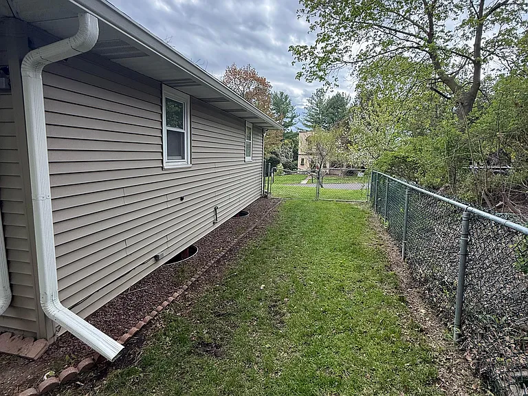 319 Barrington Rd — Photo 3