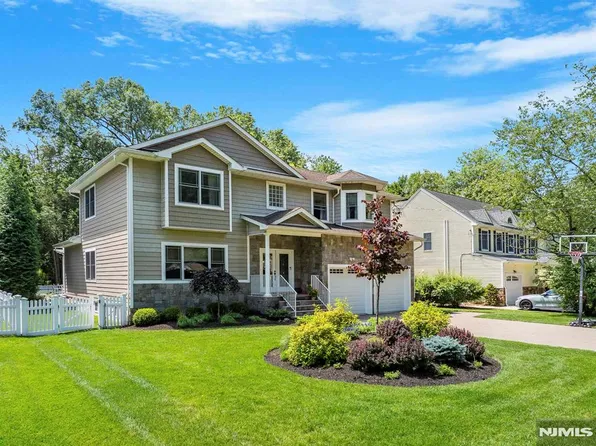 66 Andover Ter, Glen Rock, NJ 07452