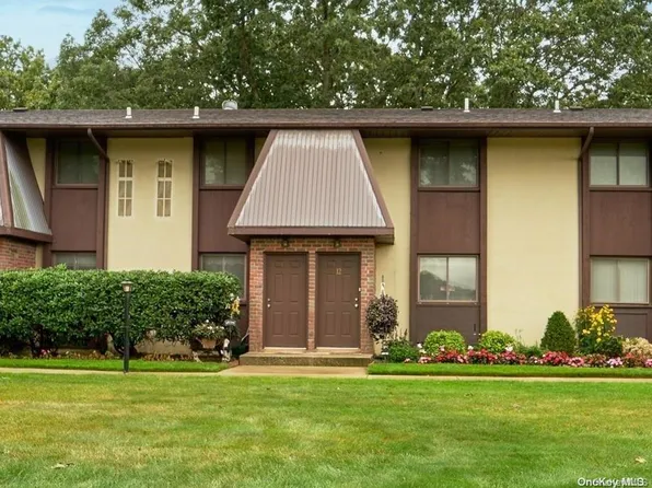 12 Redwood Ct #12, Selden, NY 11784