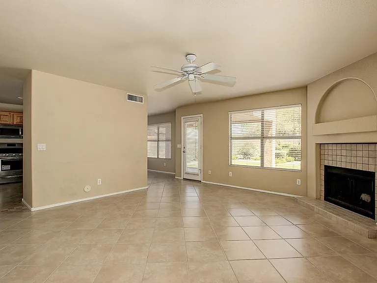 4726 E Mossman Rd — Photo 2