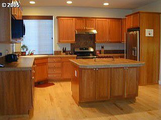 Gourmet kitchen with built-in  bar