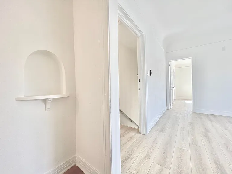 707 W 48th Street — Photo 28