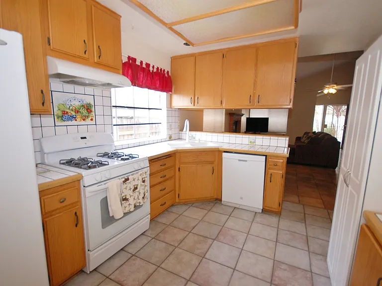 517 Barnett Dr — Photo 3