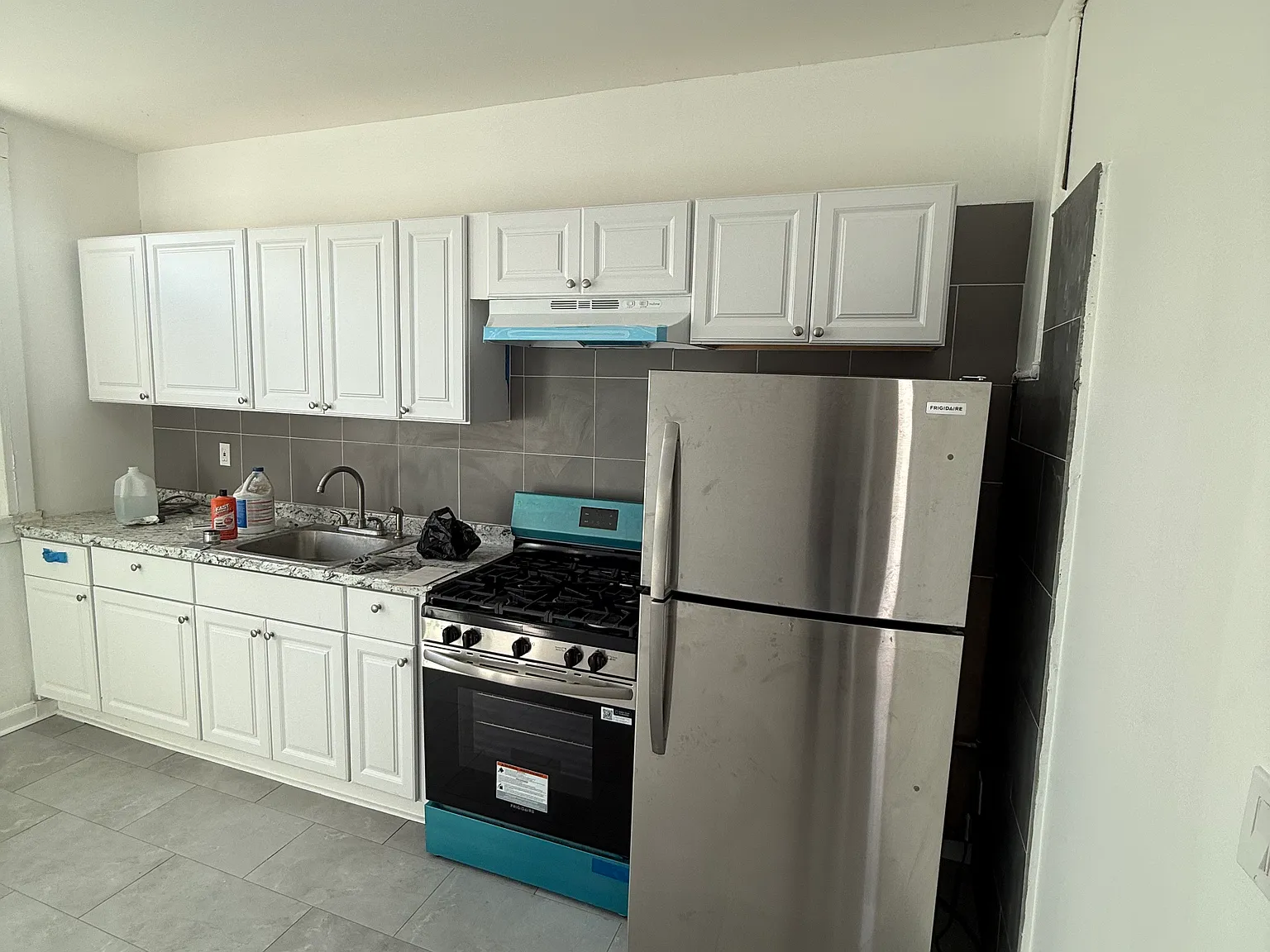 3 bed, 1100 sqft, $2,925 — Photo 2