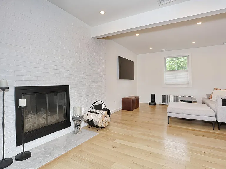 324 Godwin Ave — Photo 3