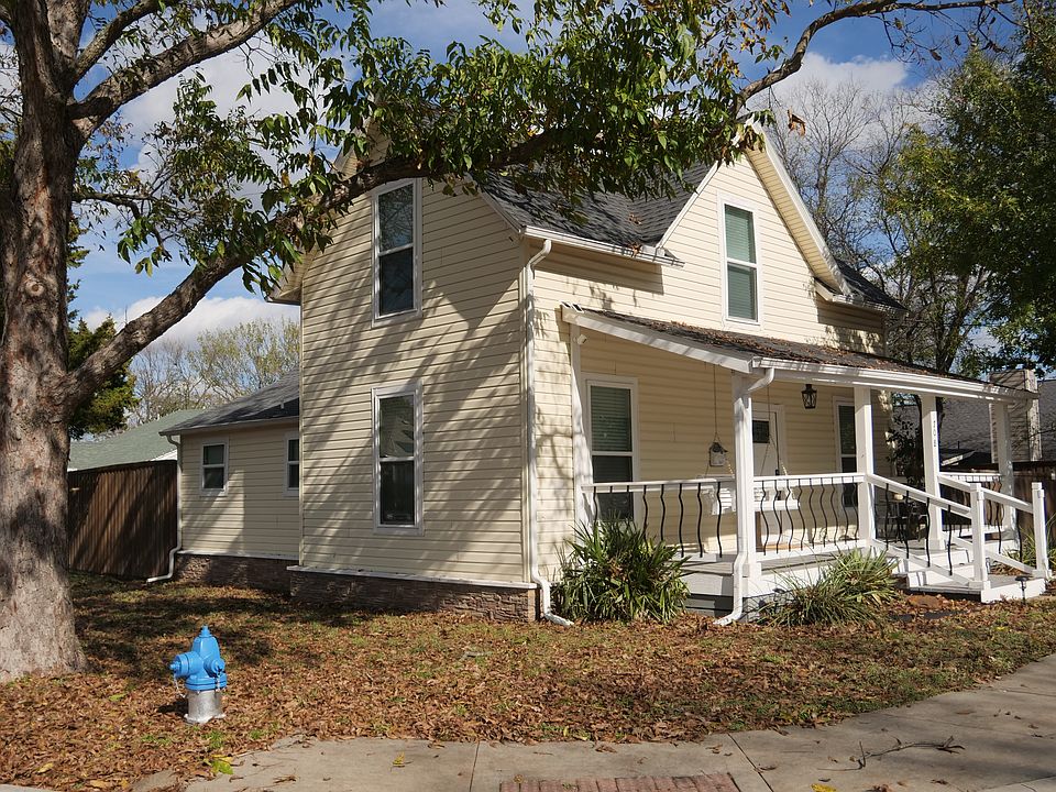 Charming 1930s farmhouse style rental near McKinney Square; Walkable neighborhood near top-rated schools