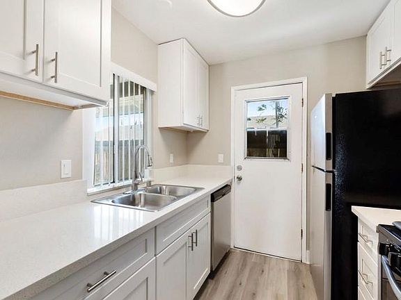 4th image of 24200 Myers Ave #3B