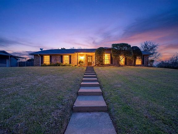 2nd image of 209 Colonial Cir