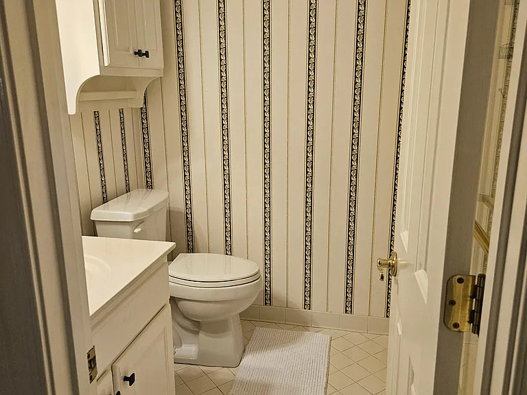 Private bathroom inside the master bedroom.