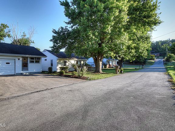 5th image of 204 Honeysuckle Ln