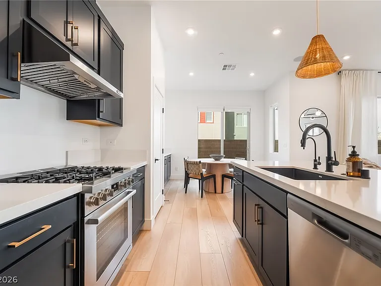 3192 Vittoria Ave — Photo 8